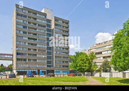 Ein Blick auf eines der Hochhäuser auf dem berüchtigten Ferrier-Anwesen in Kidbrooke, London. Stockfoto