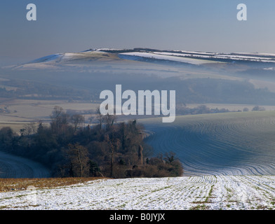 MORGENNEBEL im ARUN Tal von Bury Hügel mit Schnee auf den South Downs 'National Park' begraben West Sussex England UK Stockfoto