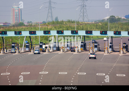 Maut-Autobahn M6 von oben mit Fahrzeugen, die Annäherung an Mautstationen West Midlands England UK Stockfoto