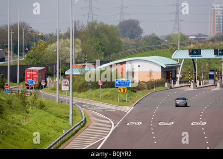 Maut-Autobahn M6 von oben mit Fahrzeug nähert Mautstationen und LKW in der Breite Last Lane West Midlands England UK Stockfoto