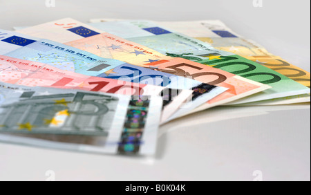 Einfache Aufnahme von Euro-Banknoten von 200 100 50 20 10 Euro auf einen weißen Tisch Studioaufnahme verteilt Stockfoto