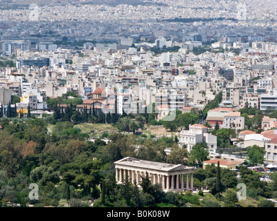 Athen von der Akropolis mit den dorischen Tempel des Hephaistos in das Forground anzeigen. Stockfoto