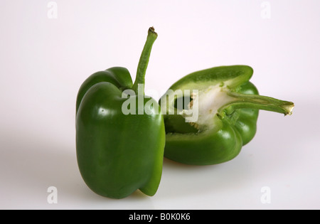 Grüne Paprika in Scheiben geschnitten, in der Mitte Stockfoto