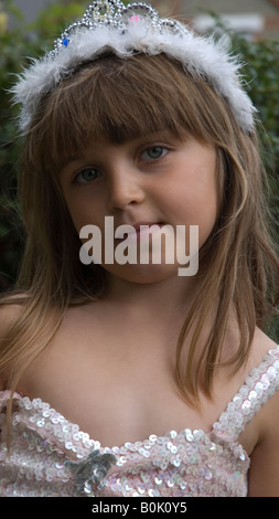 Fünf Jahre altes Mädchen gekleidet wie eine Prinzessin. Stockfoto