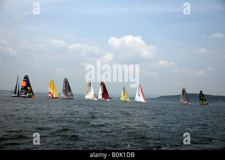 Die Wettbewerber auf den Weg von der Startlinie des Artemis Transat 2008 Yacht Race, Plymouth, Devon, UK Stockfoto