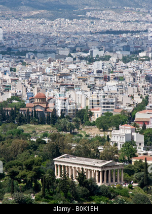 Athen von der Akropolis mit den dorischen Tempel des Hephaistos in das Forground anzeigen. Stockfoto