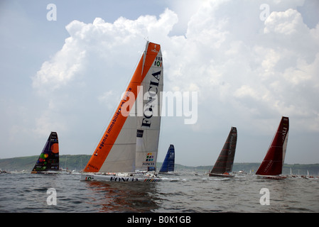 Die Wettbewerber auf den Weg von der Startlinie des Artemis Transat 2008 Yacht Race, Plymouth, Devon, UK Stockfoto