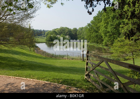 See in eine hügelige Landschaft Hampshire UK Stockfoto