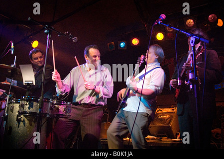 Mark Radcliffe mit seiner Band, die Familie Mahone an der Robin 2, Bilston, Wolverhampton 2007 Stockfoto