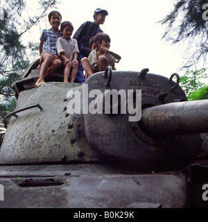 Kinder auf amerikanischen M48tank Wrack. In der Nähe von Danang, Vietnam. Stockfoto