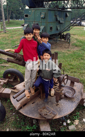 Kinder spielen auf einem alten anti-Aircraft Gewehr. Hanoi, Vietnam. Stockfoto