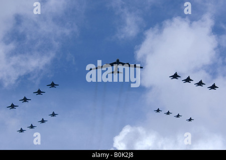 Ein U S Luftwaffe B-52 Stratofortress und 16 andere Flugzeuge der Luftwaffe und Marine Stockfoto