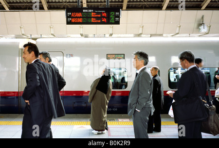 Nonne, die Abfahrtszeit von einem Shinkansen-Zug auf einer Plattform an der Tokio Station in Japan wird der Zeichner gesucht. Stockfoto