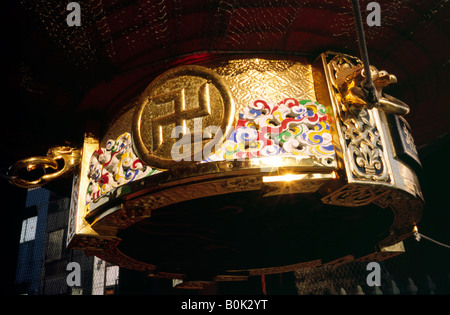 Die berühmten roten Chochin Laterne des Kaminari Mo (Tor des Donners) in Tokios historisches Viertel Asakusa. Stockfoto