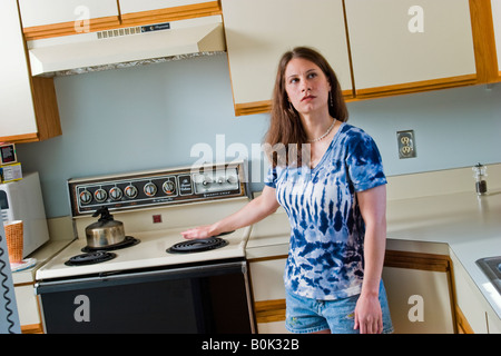 Junge Frau in ihrer Küche Modell veröffentlicht Stockfoto