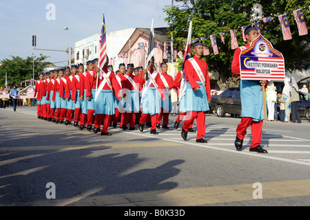 Demonstranten in traditionellen malaiischen Kleid in einer Parade feiert 50. Unabhängigkeitstag Malaysias. Stockfoto