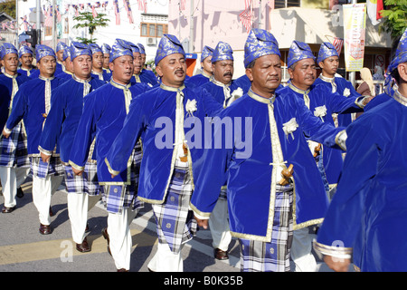 Demonstranten in traditionellen malaiischen Kleid in einer Parade feiert 50. Unabhängigkeitstag Malaysias. Stockfoto