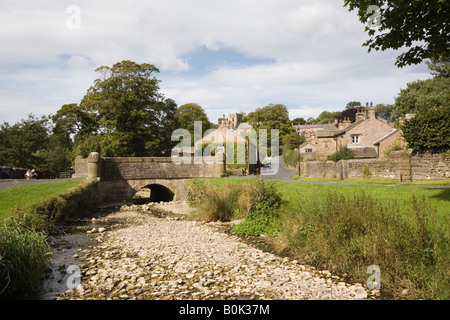 Trockenes Flussbett in unberührten Dorf mit alten Stein Brücke Downham Lancashire England UK Großbritannien Stockfoto