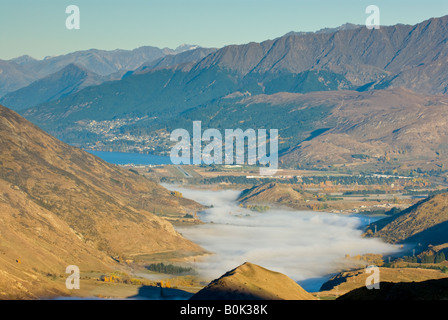 Am frühen Morgennebel schleicht sich das Tal in Richtung Queenstown und Lake Wakatipu Stockfoto