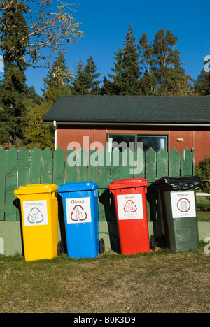 Farbige recycling-Wheelie Behälter für Abfalltrennung Stockfoto