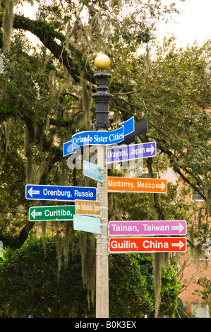 Hinweisschilder für verschiedene Städte der Welt in Downtown Disney in Lake Buena Vista, Florida USA Stockfoto