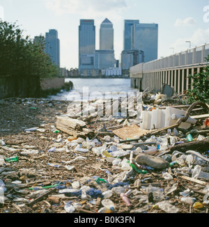 Umwelt Kunststoff Umweltverschmutzung auf die Greenwich Seite der Themse mit Blick auf Canary Wharf, Banken & One Canada Square London UK KATHY DEWITT Stockfoto