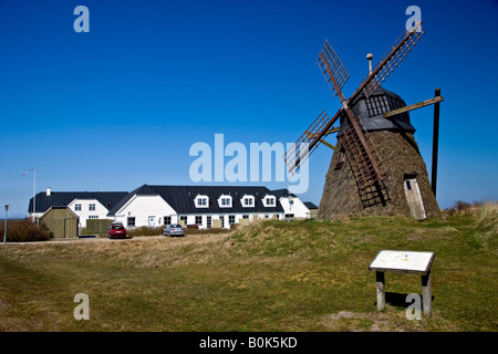 Das Heidekraut reetgedeckte Windmühle am Groenne strand Stockfoto