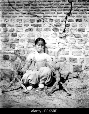 Koreanisches Mädchen mit Puppen, 1900. Künstler: unbekannt Stockfoto