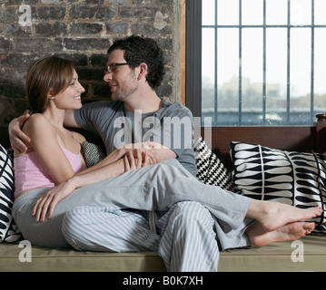 Junges Paar Entspannen auf dem Sofa Stockfoto
