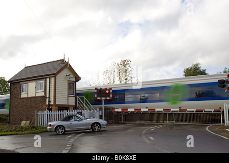 Auto wartet am Bahnübergang in Ascott unter Wychwood Oxfordshire Vereinigtes Königreich Stockfoto