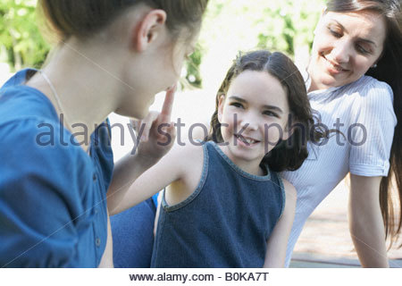 Teengirl mit Mittelfinger oben, isoliert auf weißem Hintergrund