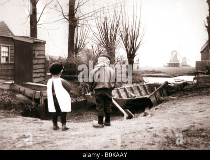 Kinder, Laandam, Niederlande, 1898 Künstler: James Batkin Stockfoto