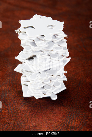 Stapel von White Jigsaw Pieces Stockfoto