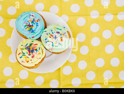 Muffins auf Platte Stockfoto