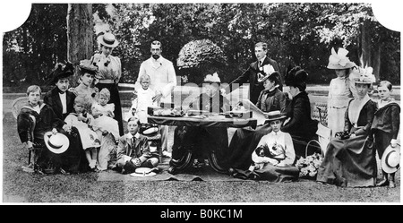 Eine königliche Familie Party in Osborne House, Isle of Wight, c 1890-1900, (1935). Artist: Unbekannt Stockfoto