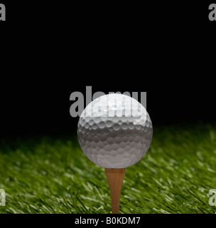 Golfball auf Tee Stockfoto