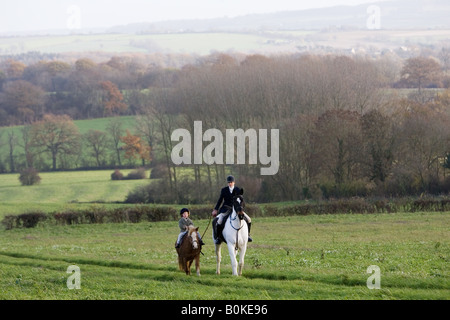 Mutter und Tochter fahren zusammen in sanften Hang The Cotswolds Oxfordshire Vereinigtes Königreich Stockfoto