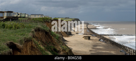 Großbritannien uk England Küstenerosion Erosion Strand Meer globale Erwärmung Happisburgh Norfolk dramatischen Sturz Cliff Immobilien Versicherung Stockfoto