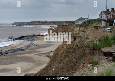 Großbritannien uk England Küstenerosion Erosion Strand Meer globale Erwärmung Happisburgh Norfolk dramatischen Sturz Cliff Immobilien Versicherung Stockfoto