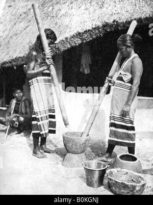 Newar Frauen schlagen Korn, Nepal, 1936. Artist: Ewing Galloway Stockfoto