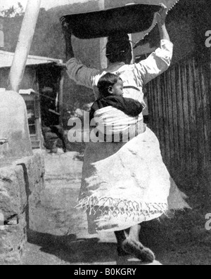 Eine koreanische Frau mit einem Baby auf dem Rücken, 1936. Artist: Weite Welt Fotos Stockfoto