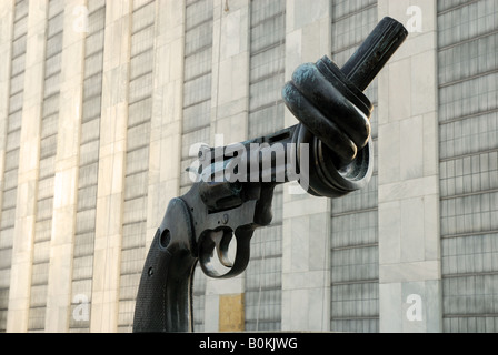 Pistole gebunden in einem Knoten vor dem UN-Hauptquartier, New York Stockfoto