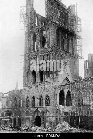 Der Turm von Halle nach einem Deutschen Bombardierung, Ypern, Belgien, den Ersten Weltkrieg, (1920). Artist: Unbekannt Stockfoto