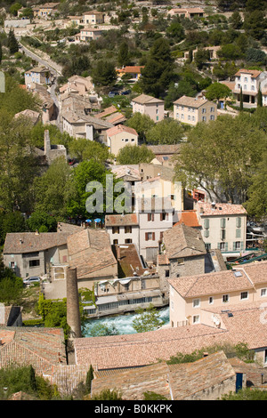 Eine Luftaufnahme des Dorfes Fontaine-de-Vaucluse (Vaucluse - Frankreich). Vue Aérienne du Village de Fontaine-de-Vaucluse (Frankreich) Stockfoto