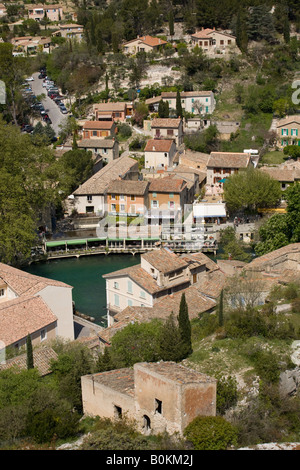 Eine Luftaufnahme des Dorfes Fontaine-de-Vaucluse (Vaucluse - Frankreich). Vue Aérienne du Village de Fontaine-de-Vaucluse (Frankreich) Stockfoto