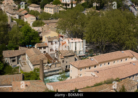 Eine Luftaufnahme des Dorfes Fontaine-de-Vaucluse (Vaucluse - Frankreich). Vue Aérienne du Village de Fontaine-de-Vaucluse (Frankreich) Stockfoto