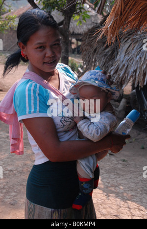 Wah Minderheit Dame ist auf der Suche nach ihrem Baby, thai Bermese Grenze, Maehongson, Norden von thailand Stockfoto