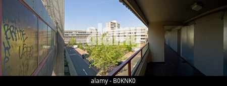 Ein 3 Bild-Stitch auf der berüchtigten Ferrier Estate in Kidbrooke, London Panorama. Stockfoto