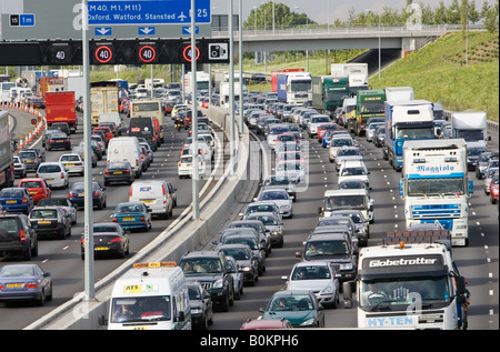 Verkehr Ansammlung Pkw und LKW Reisen in beide Richtungen auf Autobahn M25 London Vereinigtes Königreich Stockfoto