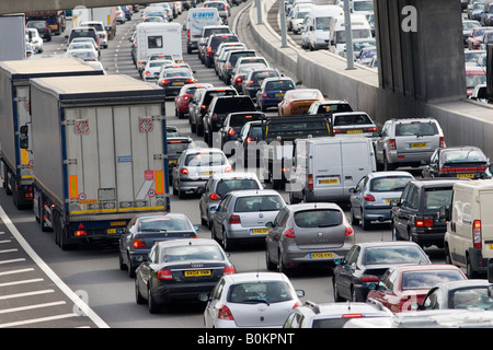 Verkehr Autos und Lastwagen stecken im Stillstand in beide Richtungen auf Autobahn M25 London Vereinigtes Königreich Stockfoto